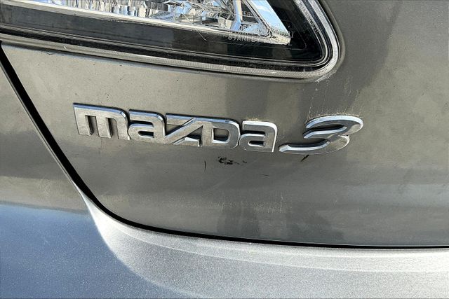 Vehicle image 10 of 32