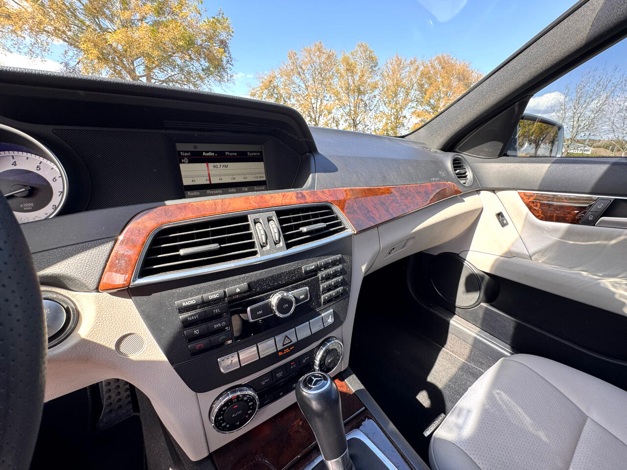 Vehicle image 27 of 28
