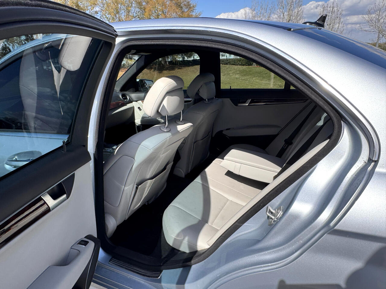 Vehicle image 20 of 28