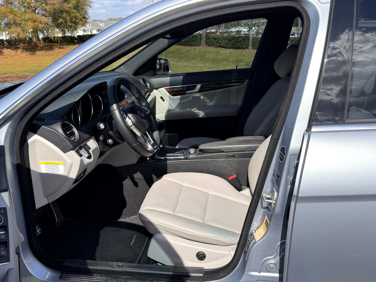 Vehicle image 24 of 28