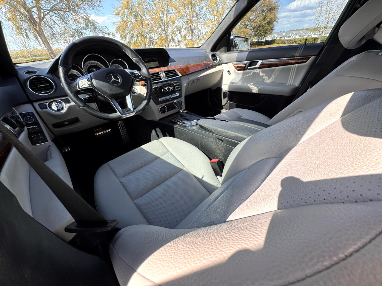 Vehicle image 22 of 28