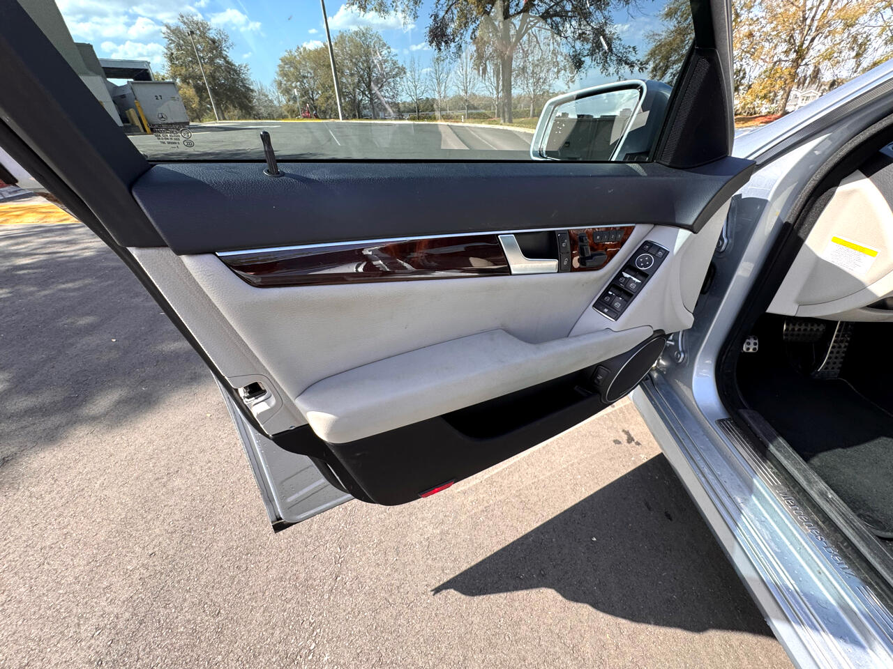 Vehicle image 23 of 28