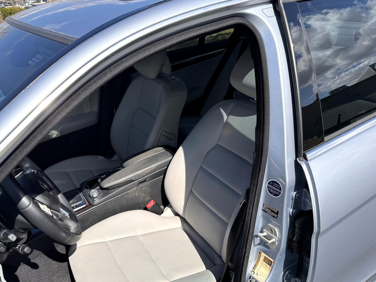 Vehicle image 25 of 28