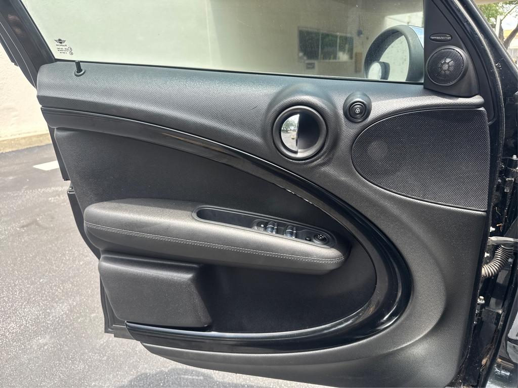 Vehicle image 18 of 21