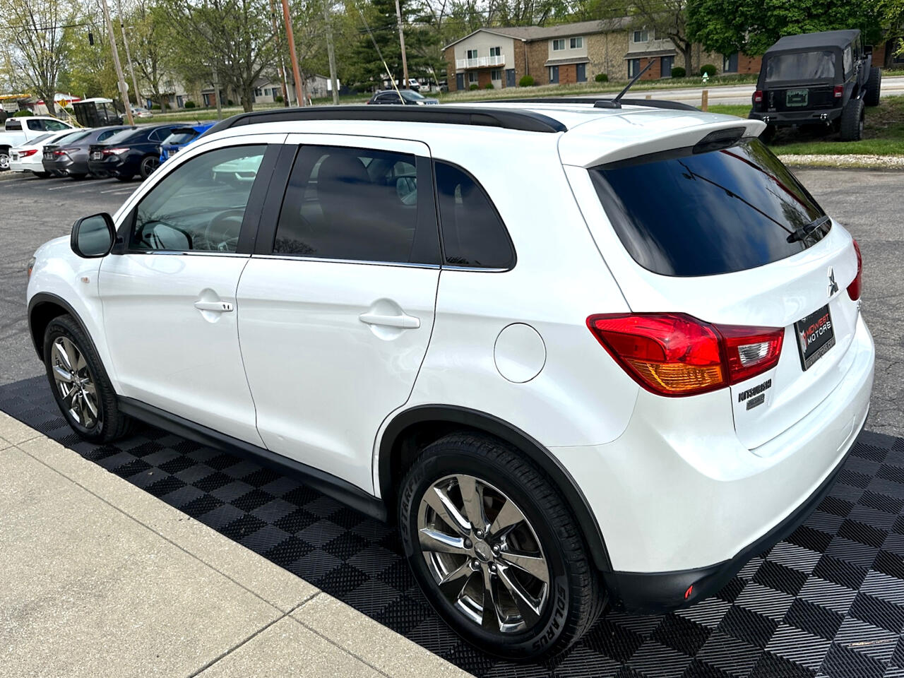 Vehicle image 10 of 40