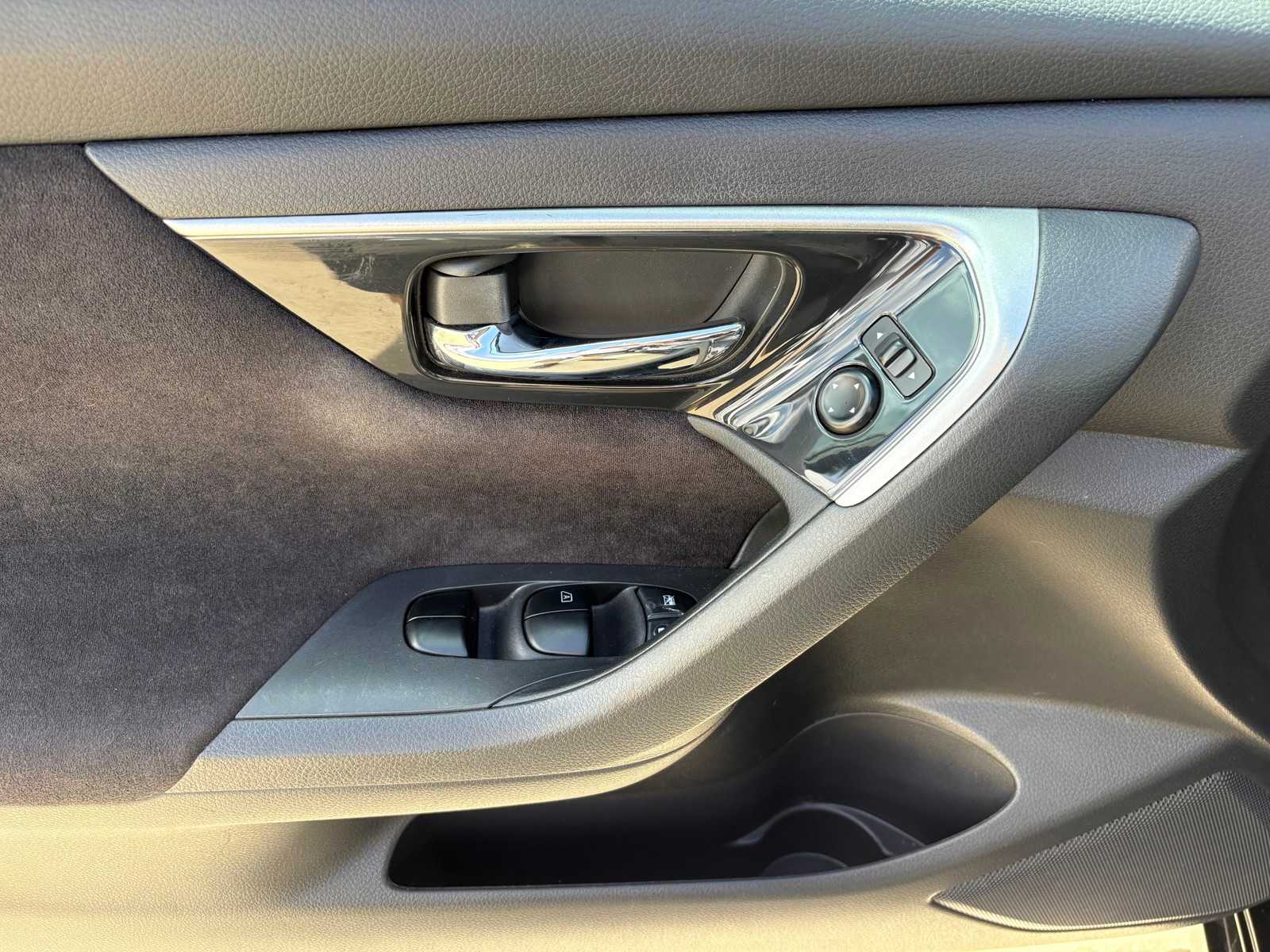 Vehicle image 16 of 22