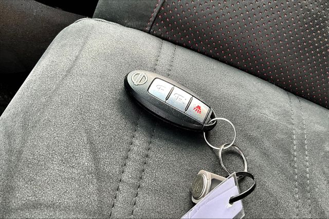 Vehicle image 24 of 32