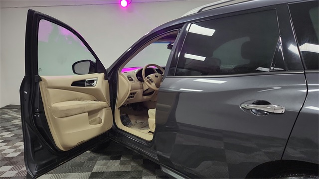 Vehicle image 18 of 26