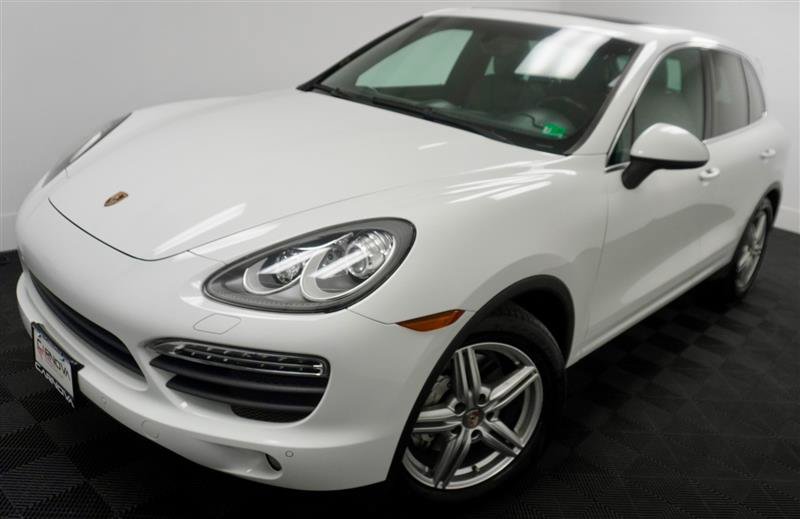 2013 Porsche Cayenne S Image 2 of 49