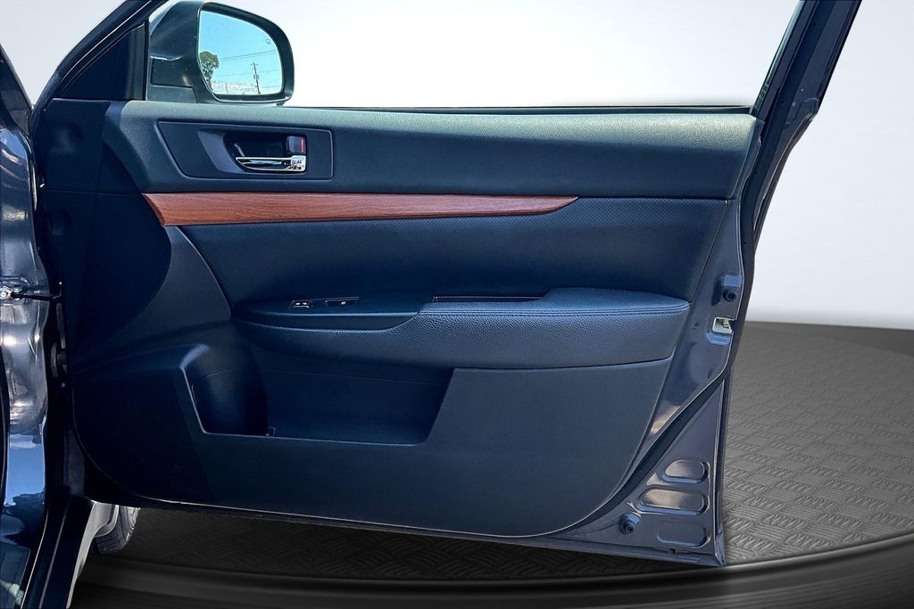 2013 Subaru Outback 2.5i Limited Image 12 of 30