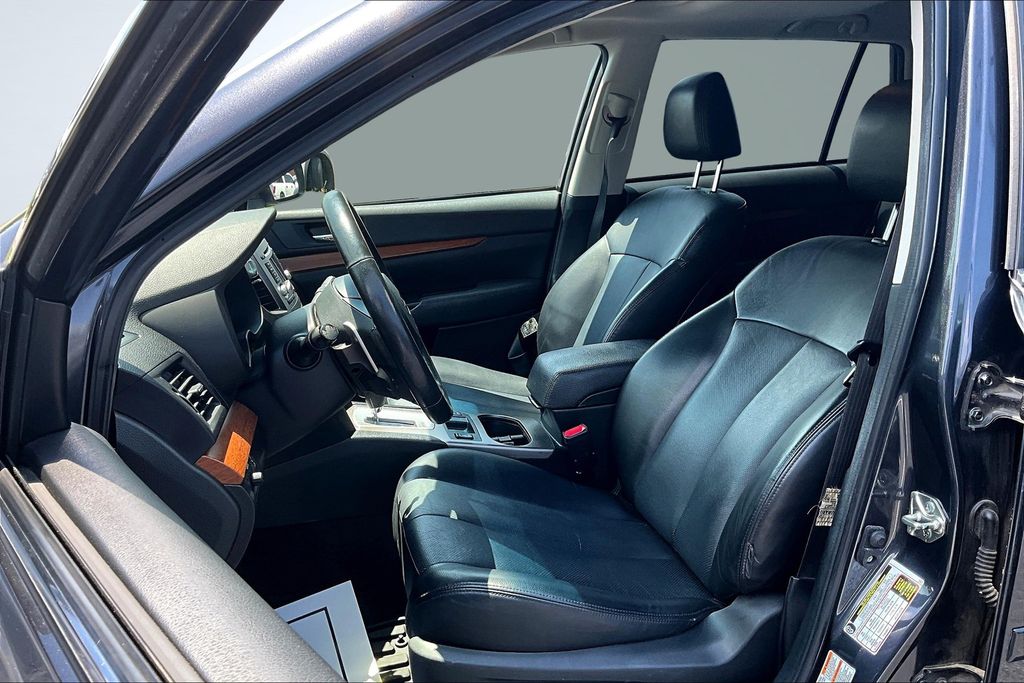 2013 Subaru Outback 2.5i Limited Image 10 of 30
