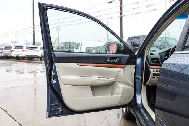 2013 Subaru Outback 2.5i Limited Image 17 of 22