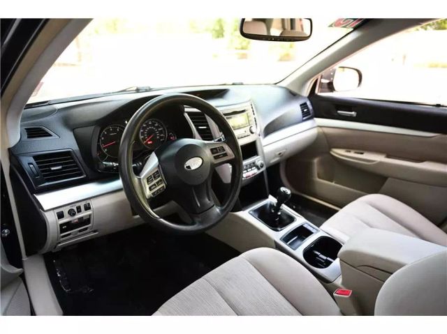 2013 Subaru Outback 2.5i Image 10 of 26
