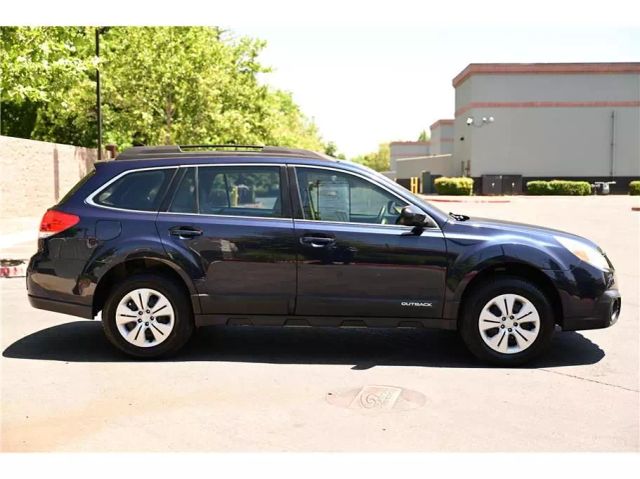 2013 Subaru Outback 2.5i Image 4 of 26