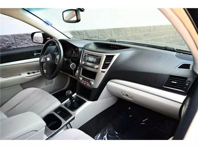 2013 Subaru Outback 2.5i Image 19 of 26
