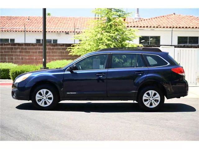 2013 Subaru Outback 2.5i Image 8 of 26