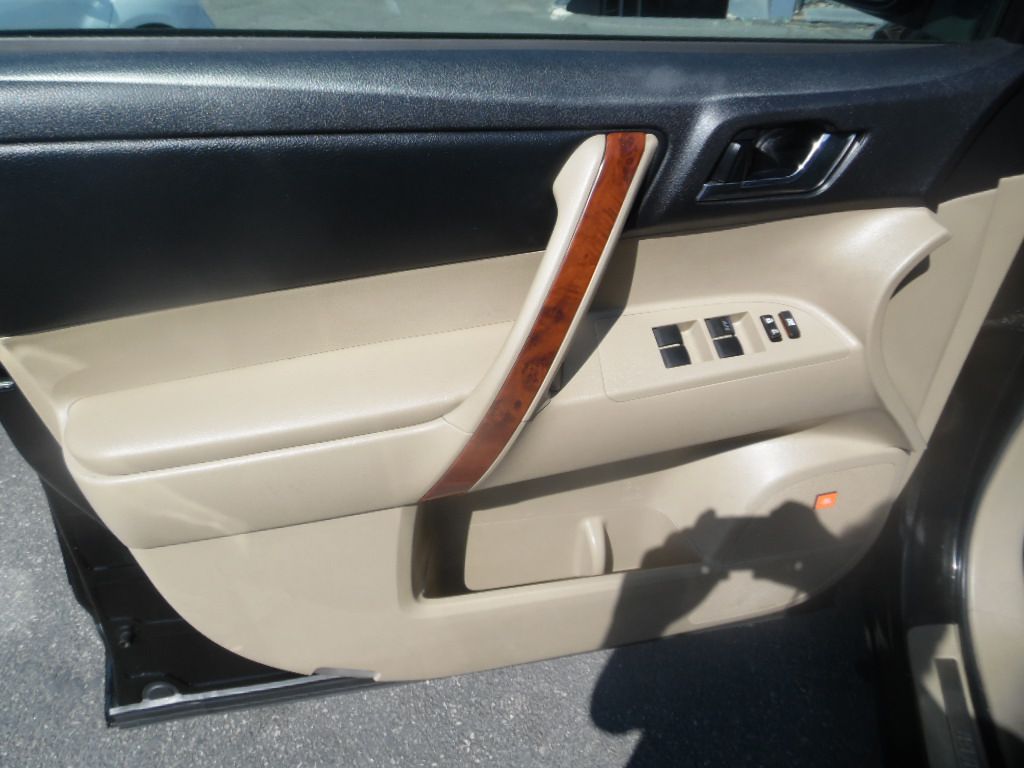 Vehicle image 17 of 22
