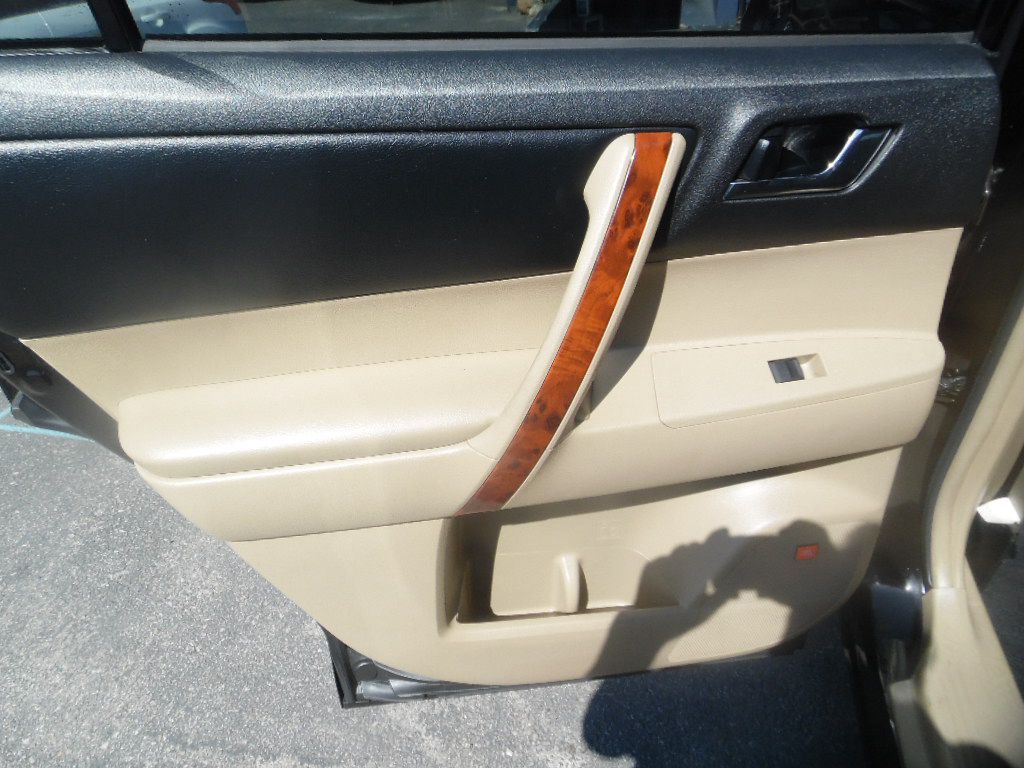 Vehicle image 19 of 22