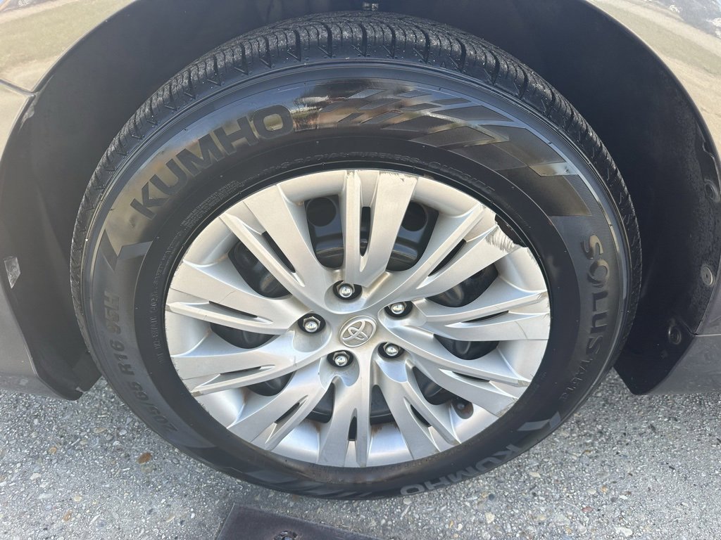 Vehicle image 21 of 23