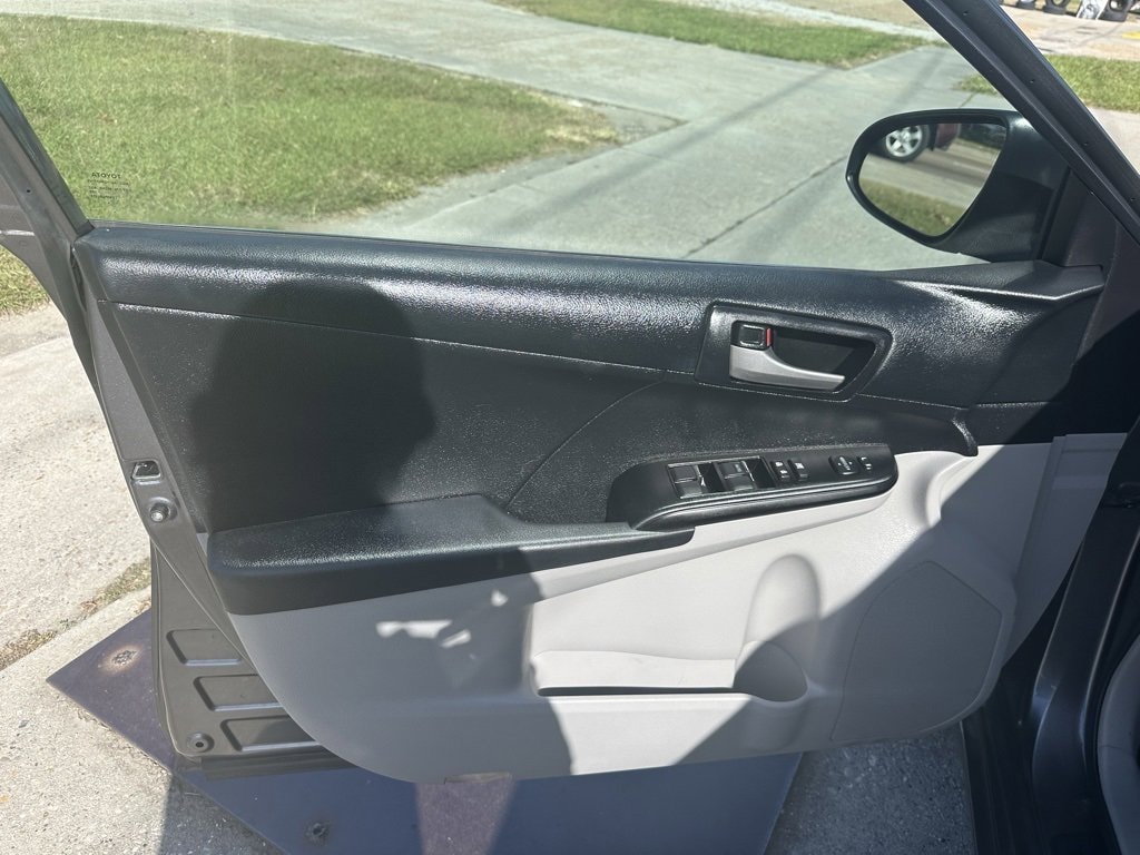 Vehicle image 10 of 23