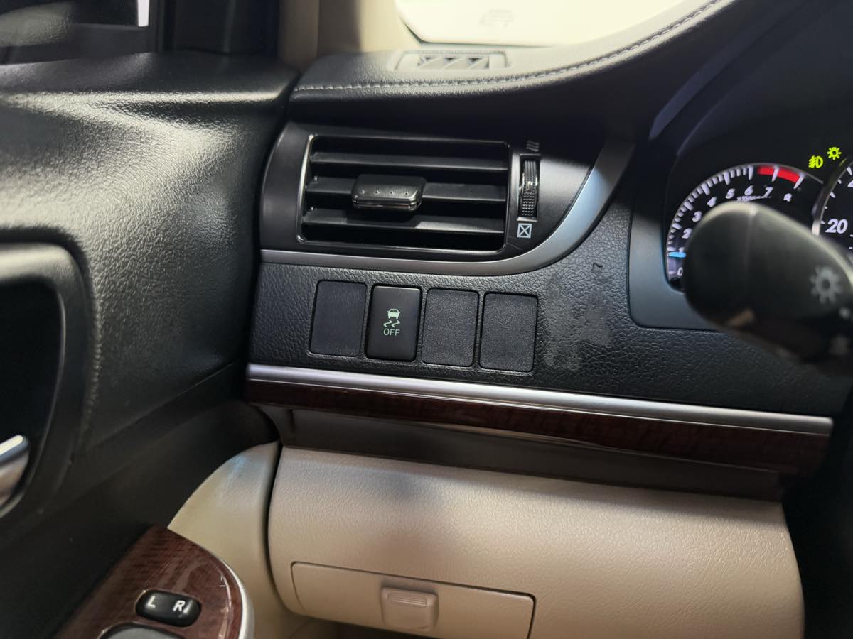 Vehicle image 35 of 71