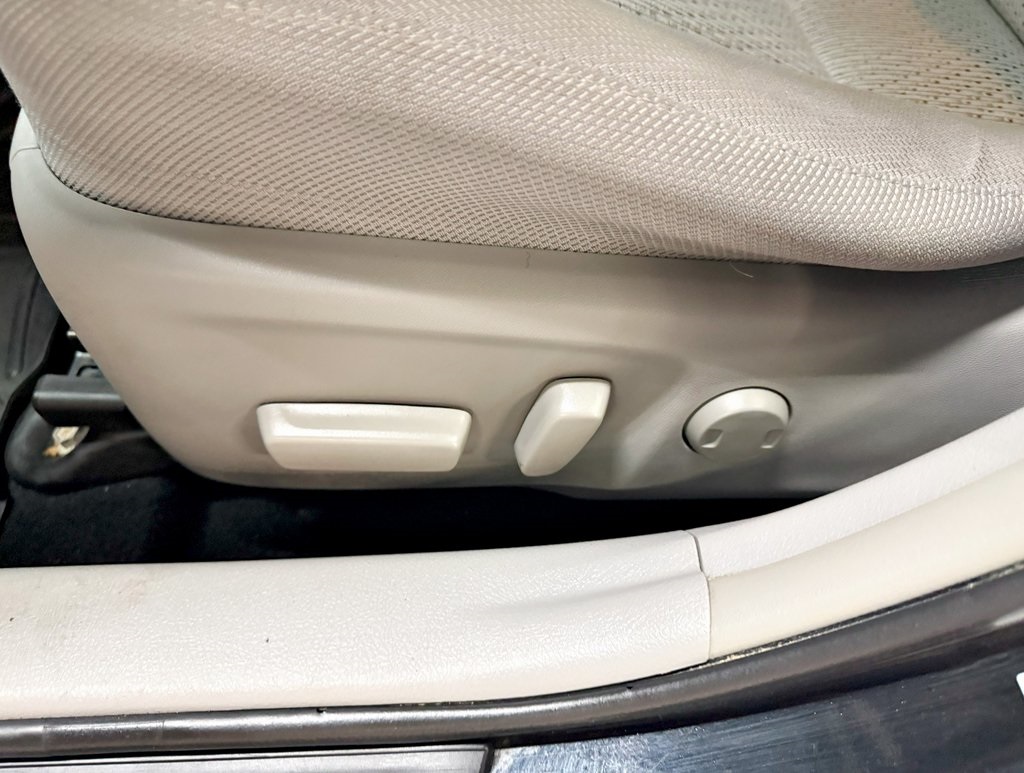 Vehicle image 21 of 40