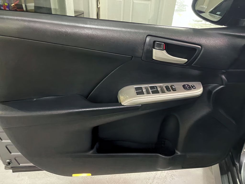 Vehicle image 9 of 26