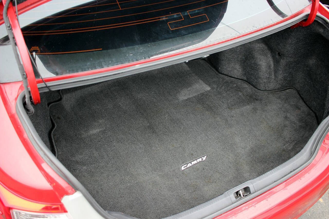 2013 Toyota Camry SE Image 13 of 24