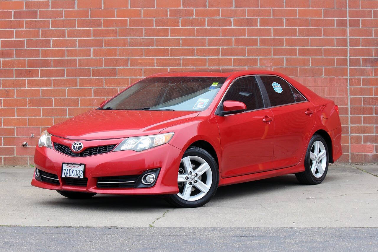 2013 Toyota Camry SE Image 1 of 24