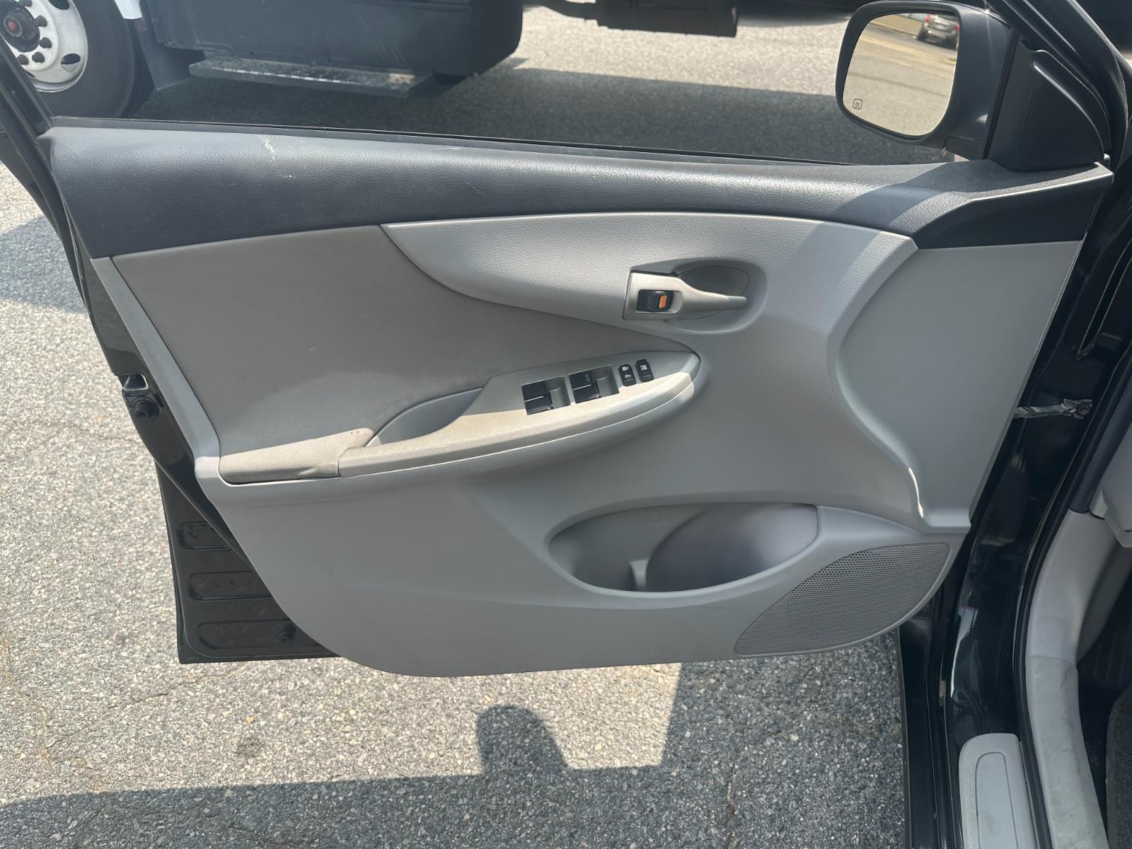Vehicle image 10 of 28