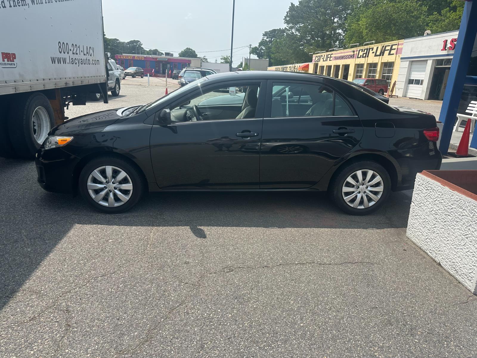 Vehicle image 9 of 28