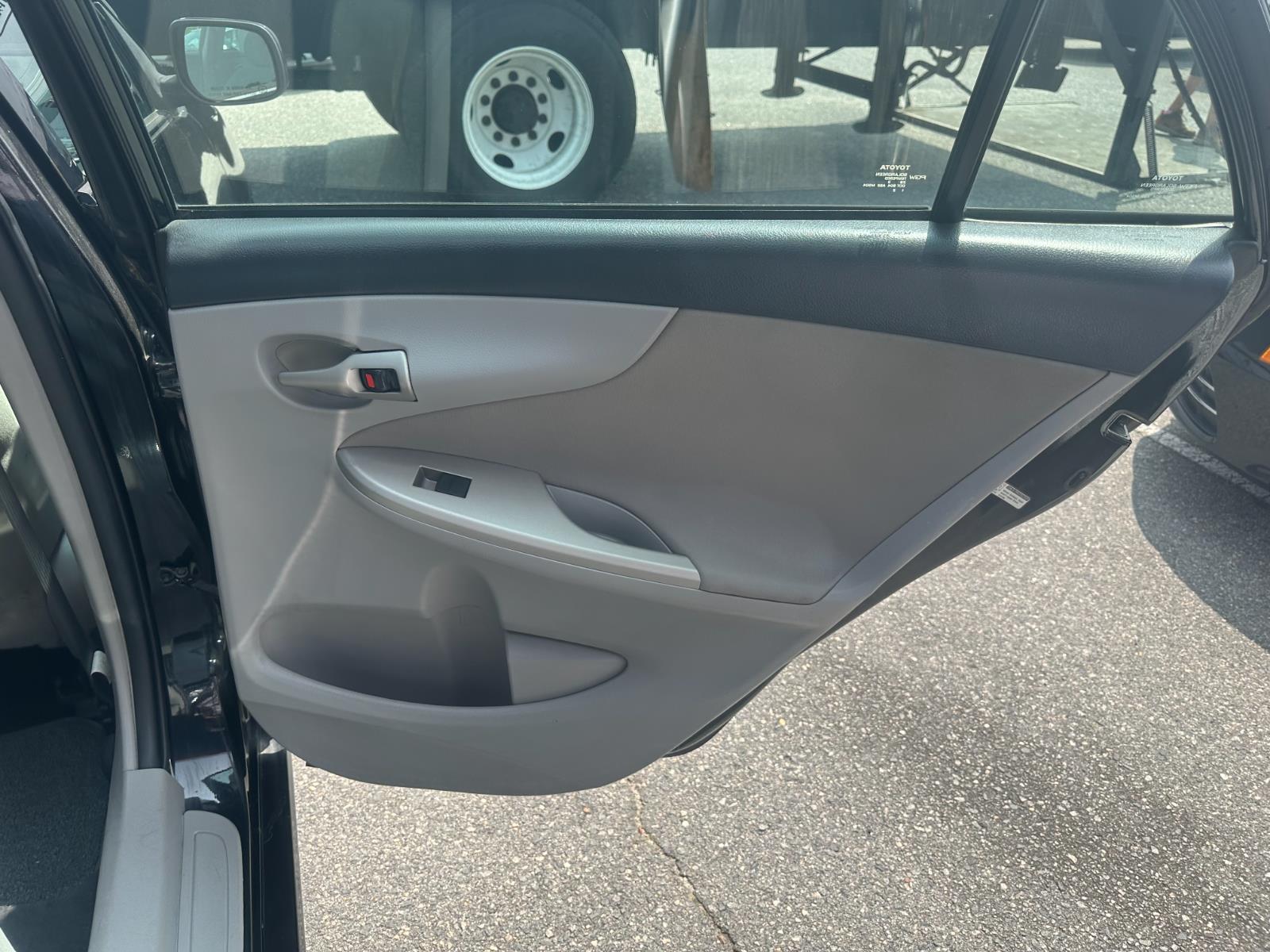 Vehicle image 23 of 28