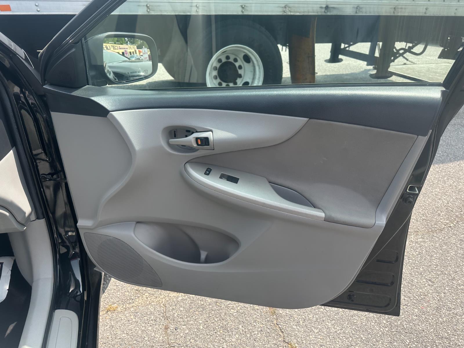 Vehicle image 26 of 28