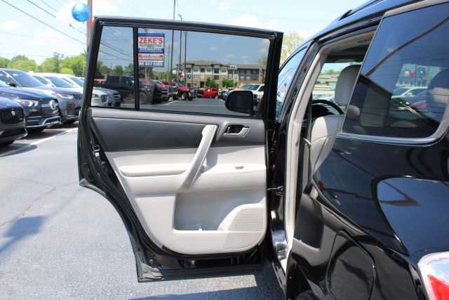 Vehicle image 25 of 40