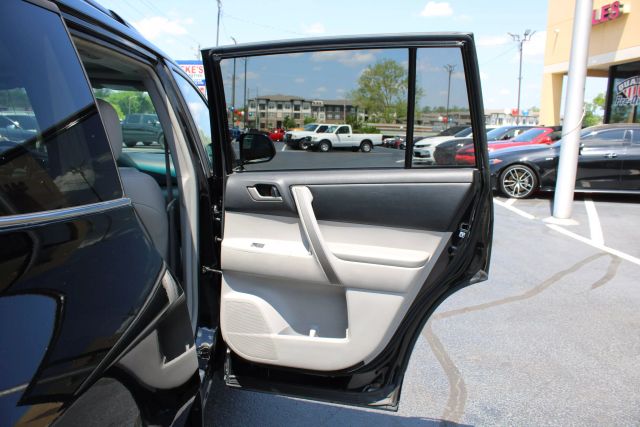 Vehicle image 27 of 40