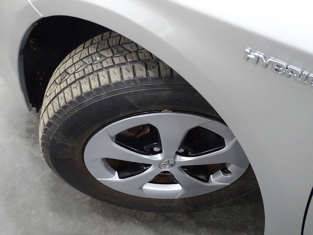 Vehicle image 32 of 35