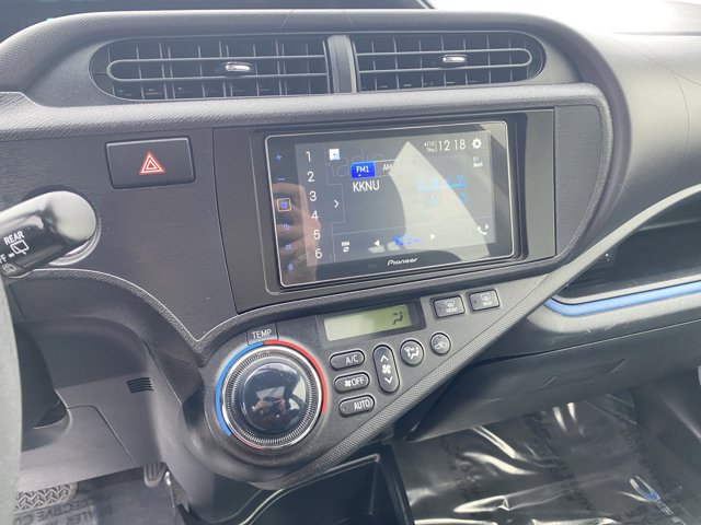 Vehicle image 21 of 25