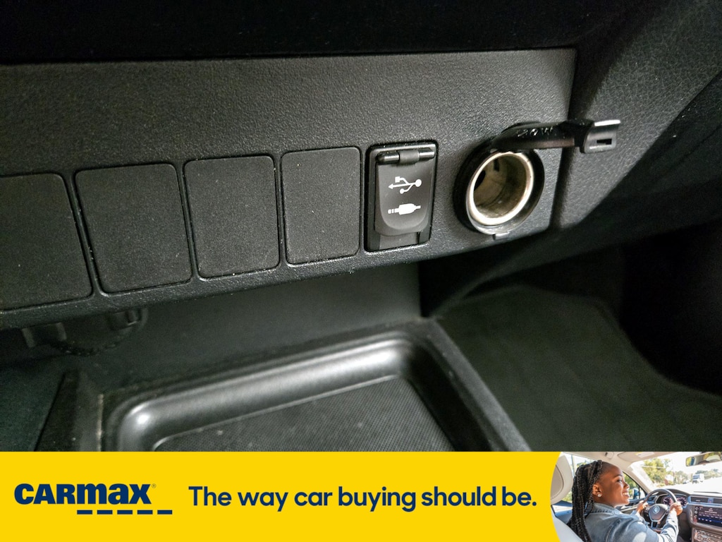 Vehicle image 23 of 27