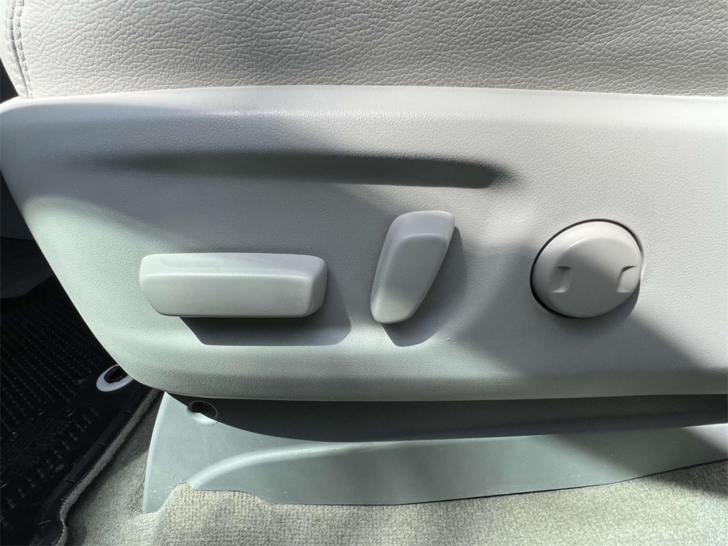 Vehicle image 21 of 37