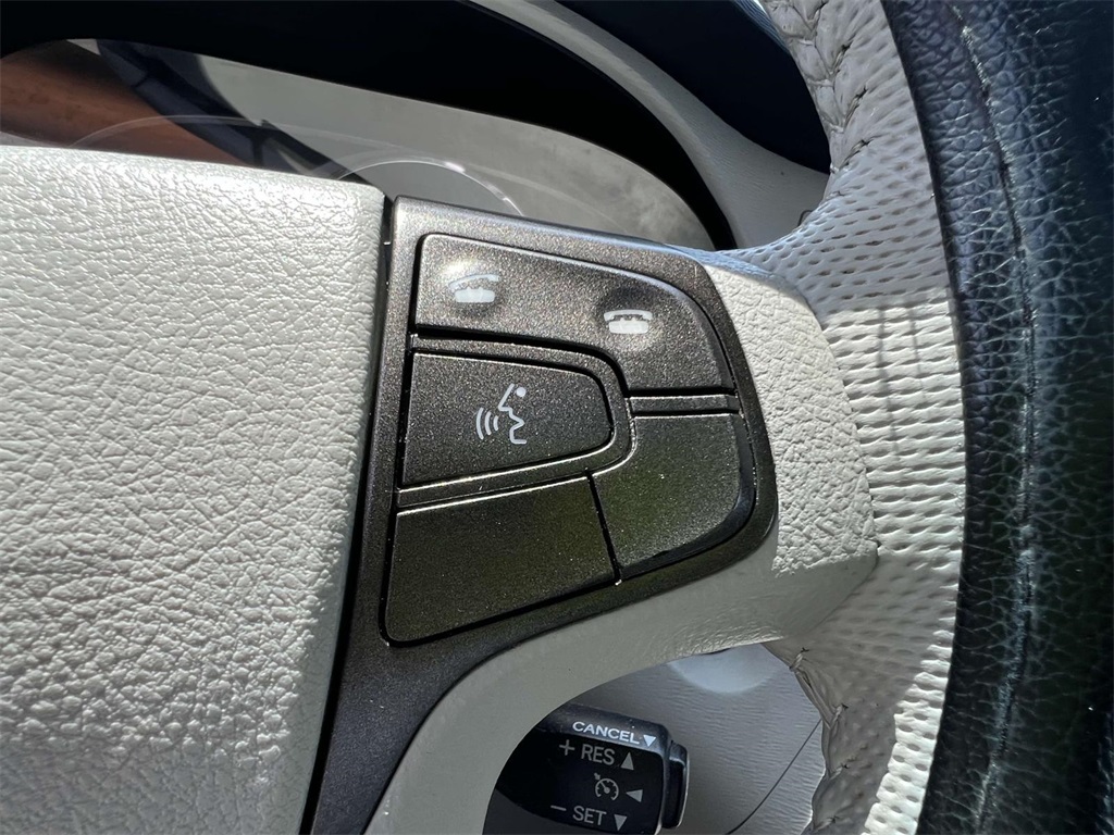 Vehicle image 33 of 37