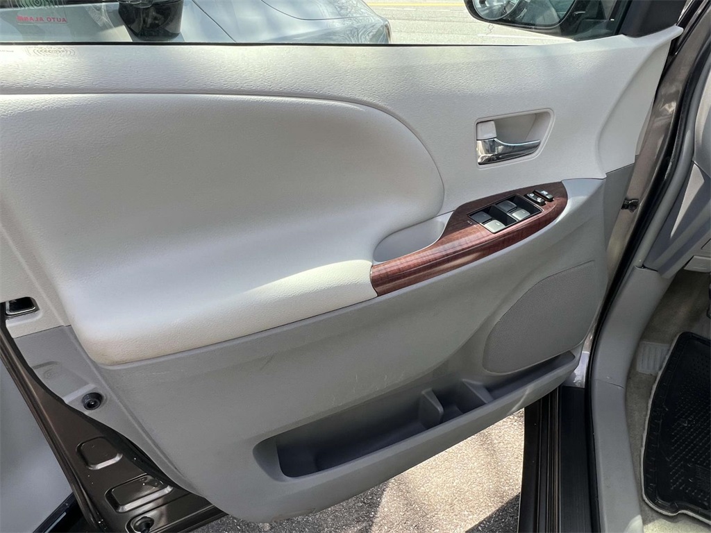 Vehicle image 14 of 37