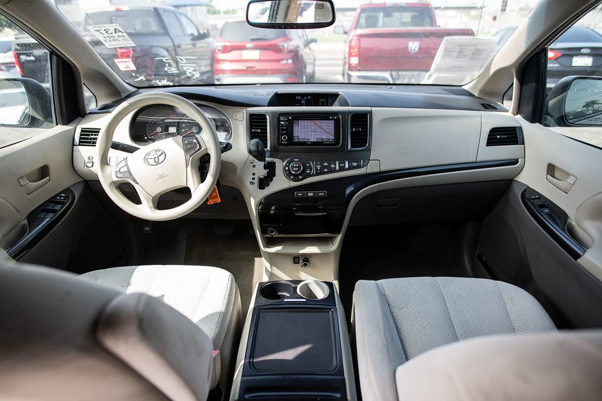 Vehicle image 13 of 18
