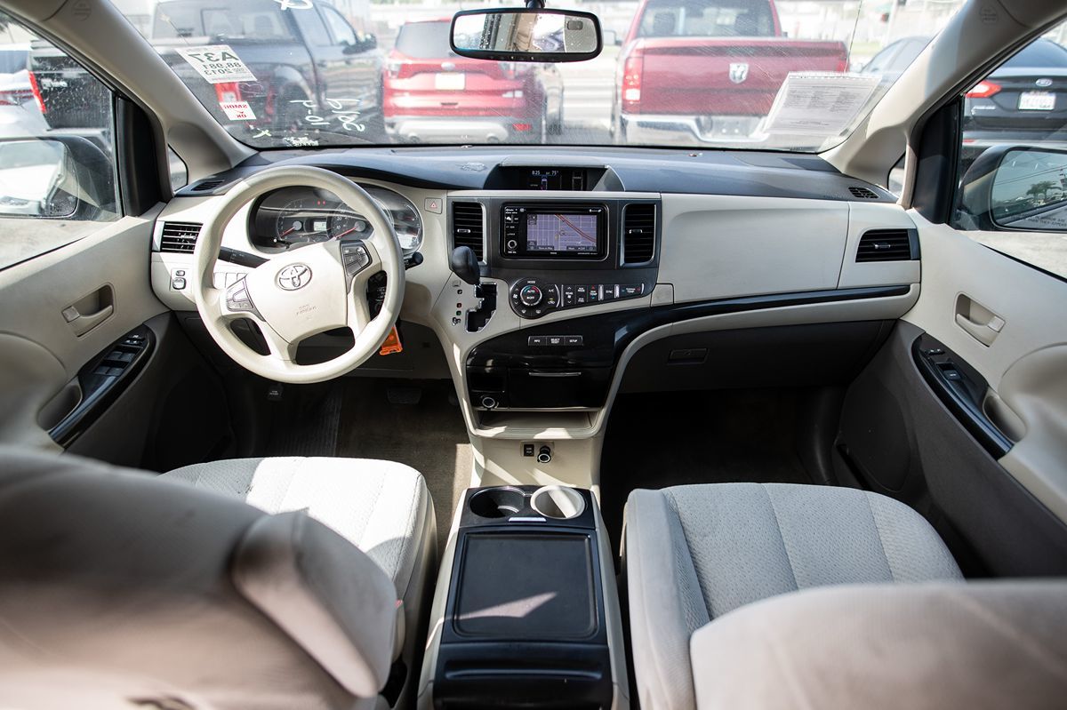 Vehicle image 14 of 18