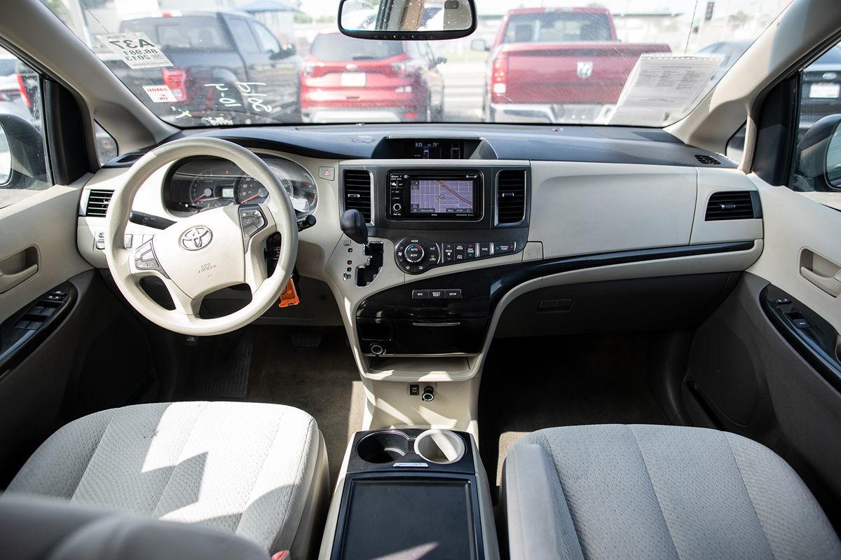 Vehicle image 15 of 18
