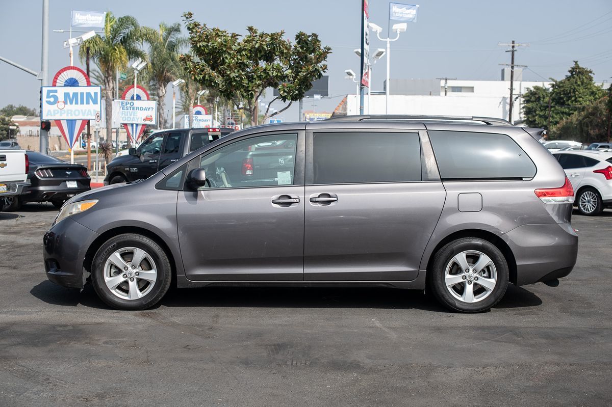 Vehicle image 12 of 18