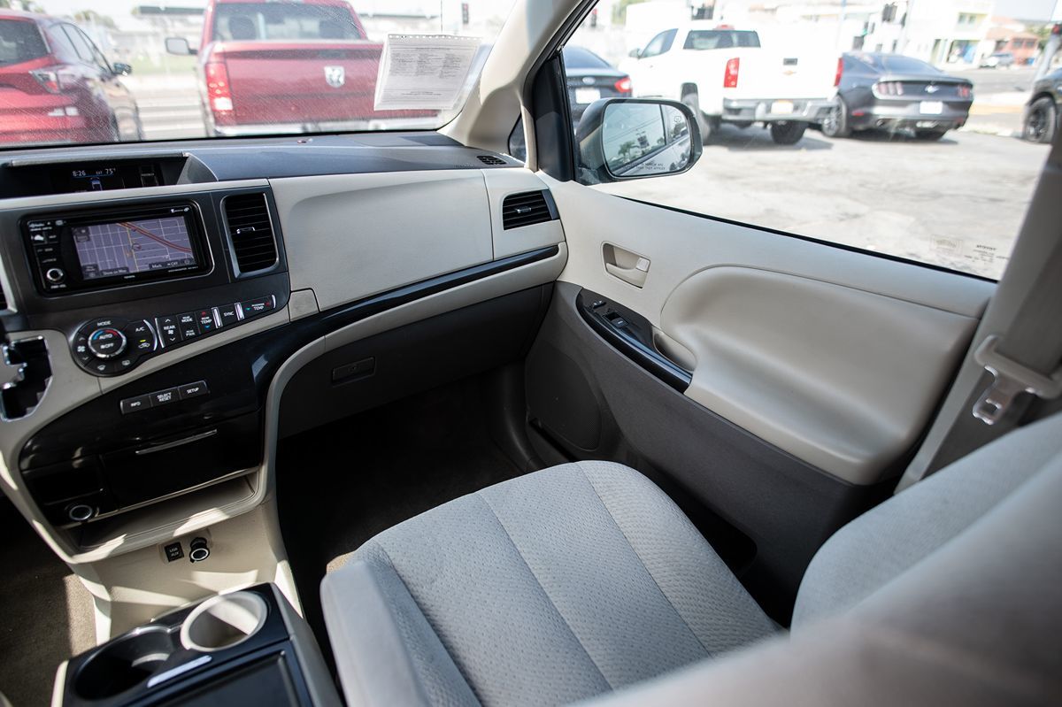 Vehicle image 17 of 18
