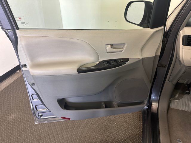 Vehicle image 35 of 38