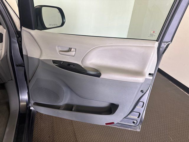 Vehicle image 29 of 38
