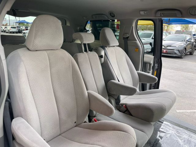 Vehicle image 17 of 20