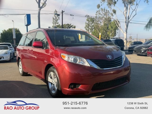 2013 Toyota Sienna LE Image 1 of 14
